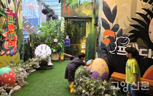 프렌디노 입구. "공룡에 대한 두려움을 친근함으로 바꾸고자 입구부터 따뜻한 분위기로 공간을 꾸몄다"고 김 대표는 전했다.