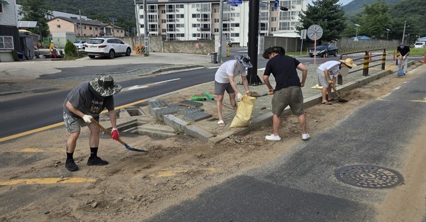 수해복구 지원을 펼치고 있는 사회봉사대상자들. [사진제공=고양보호관찰소]