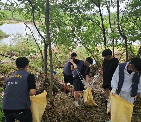 수해복구 지원을 펼치고 있는 사회봉사대상자들. [사진제공=고양보호관찰소]