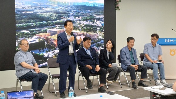 윤용석 주민주권실천 주민소송단 대표가 시민 질문에 답변하고 있다.