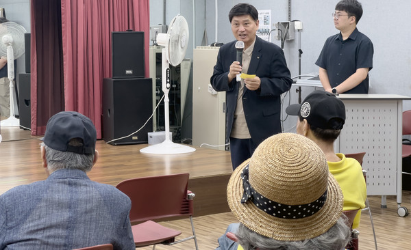 공상길 관장이 참여자들에게 인사를 전하고 있다.