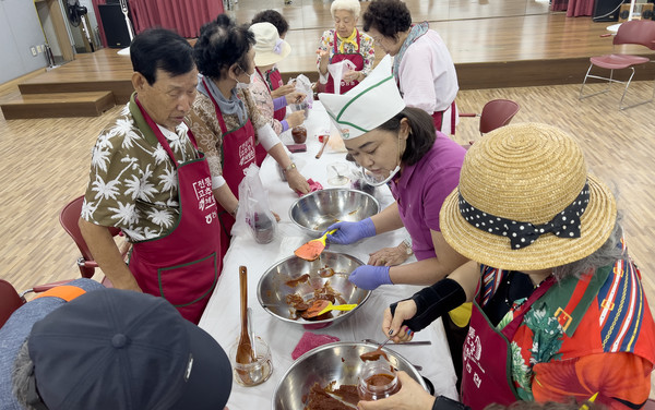 시범사업 프로그램에 참여한 어르신들이 요리를 하고 있다.