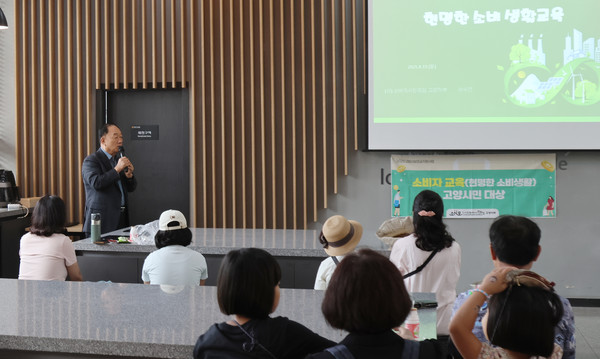 장순복 지도농협 조합장이 화수점에서 참가자들에게 지역농산물에 대해 이야기하고 있다.