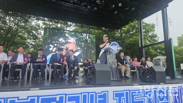 개회선언을 하는 장순복 조합장