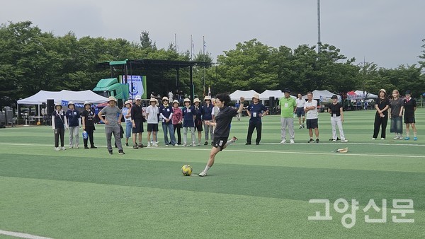 여성pk 경기에서 힘껏 공을 차는 선수.
