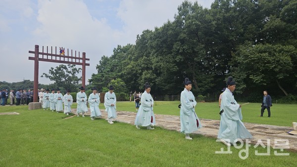 홍살문을 지나 정자각을 향햐 나아가는 헌관과 제집사들