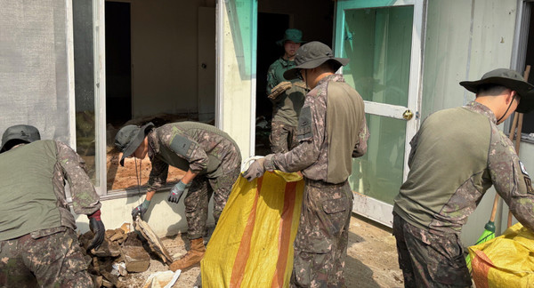  군인들도 동참해 수해 복구에 땀을 흘렸다.