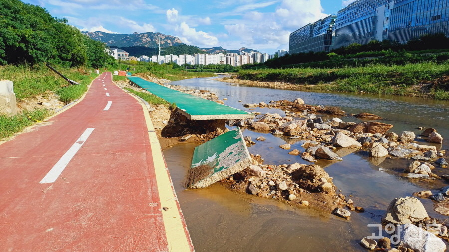 피해 규모가 가장 큰 지축역 인근 창릉천 수변공원. 보행자도로 상판이 뭉텅뭉텅 떨어져나갔다. 