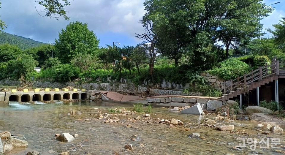 솔내음누리길의 육중한 석축도 물살을 이기지 못하고 가라앉았다.