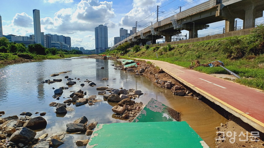 13일 내린 폭우로 보행자도로가 통째로 사라져버린 지축지구 창릉천 수변공원. 오른쪽 자전거도로(붉은색)도 하부가 침식돼 아슬아슬하게 허공에 걸쳐있다. 