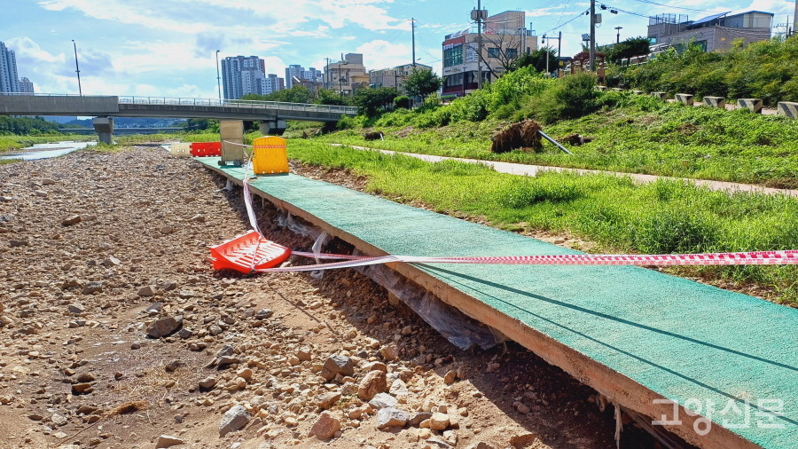 모래와 자갈이 쓸려내려가며 하부가 붕 떠 버린 삼송지구 동송교 인근 수변공원. 