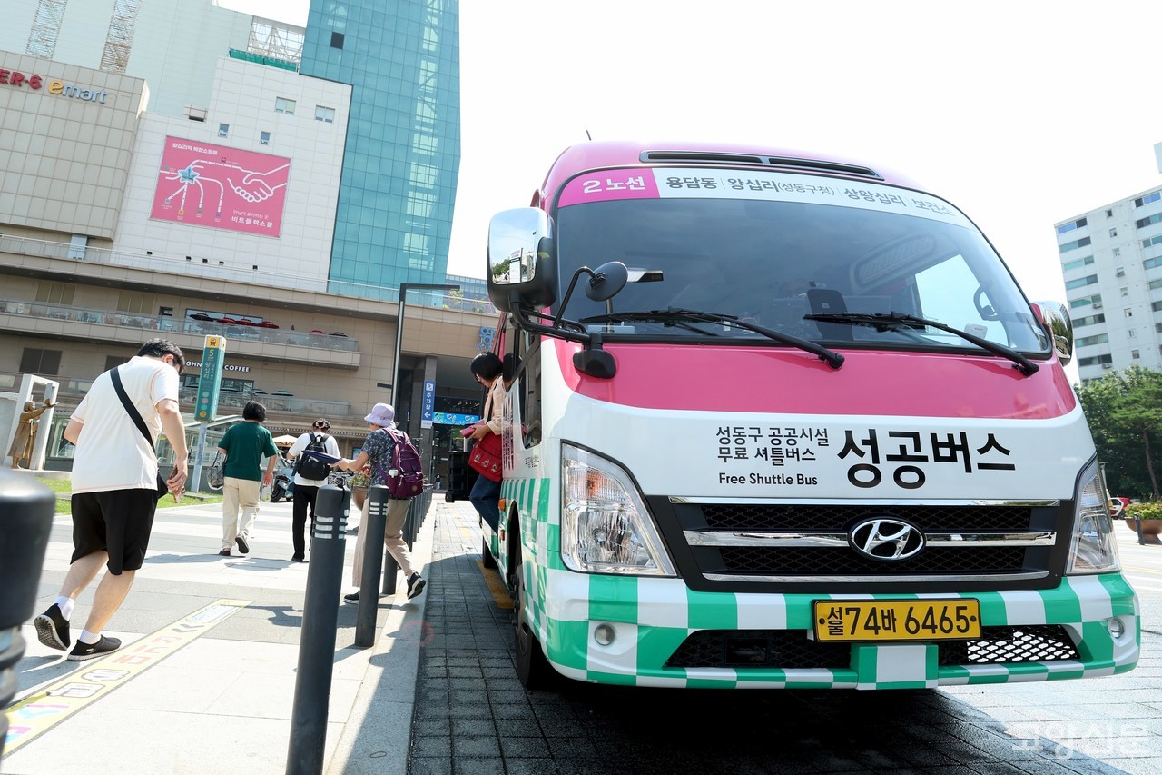 서울 성동구에서 운영중인 성공버스(성동구 공공시설 무료 셔틀버스) 2노선 운행차량 모습.(사진제공= 성동구청)