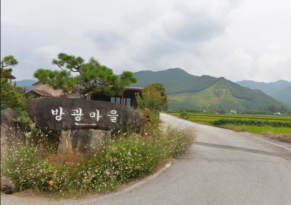 한자에서 유래된 우리말의 상당수는 뜻하지 않은 웃음을 자아내기도 한다. 띄어쓰기를 하지 않은 ‘동시흥 분기점’이 ‘동시 흥분 기점’으로 사람들의 놀림감이 되거나, 지금은 용암초등학교로 바뀐 부산 기장읍 대변리(大邊里)의 대변초등학교, 전남 구례의 방광(放光)마을은 우리말 어휘의 복잡하고 중의적인 특징을 드러내는 재미있는 사례들이다.