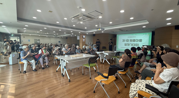  원흥마을 알까기 대회에 참여한 지역주민들이 즐거워 하고 있다.