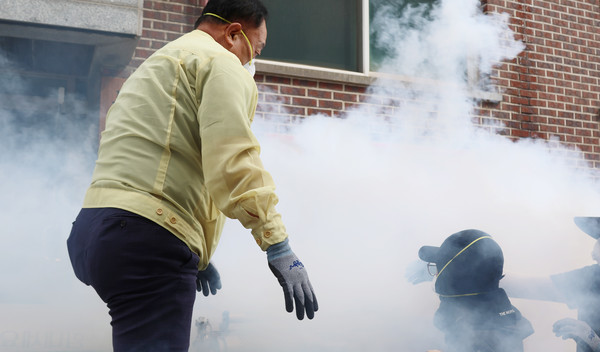 장순복 지도농협 조합장이 방역 차량에 올라 방역에 함께 했다.