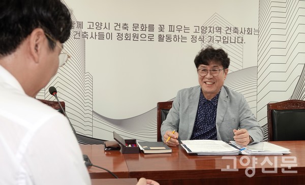 이번 예술제와 관련한 인터뷰에서 김희수 회장은 "건축이 곧 문화이고, 예술이며, 우리 삶이다"라며 건축의 폭넓은 의미를 설명했다.