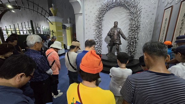 고양신문 백두산 여행 답사객들이 지난 16일 하얼빈 안중근기념관 안에 조성된 장군의 동상 앞에서 묵념을 하고 있다.