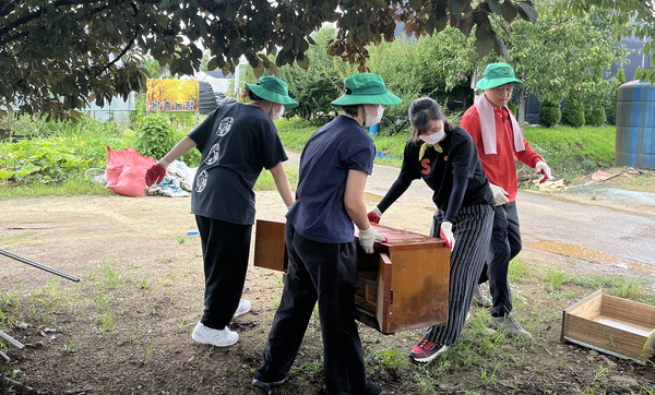 참여자들이 봉사활동을 하고 있다.