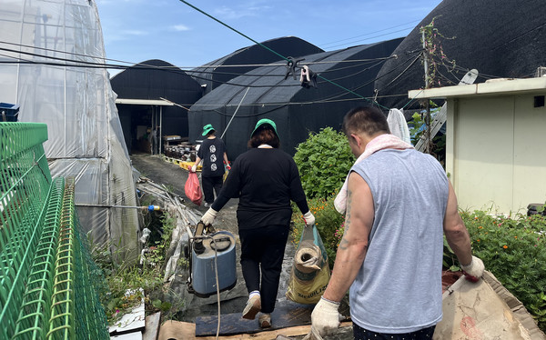 참여자들이 하나하나 피해 물품을 정리하며 적극 봉사에 나섰다.