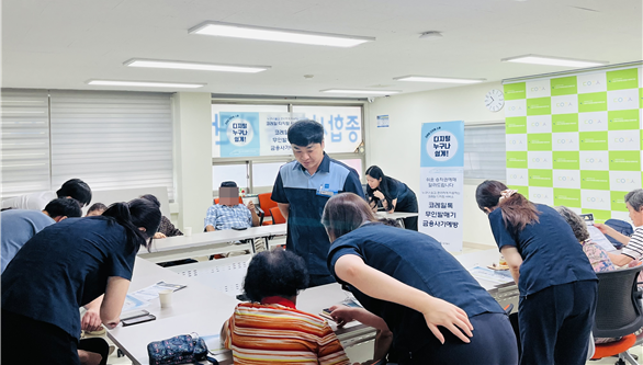   한국철도공사 능곡관리역이 어르신들에게 철도 승차권 예매 애플리케이션 ‘코레일 톡’ 활용 교육을 했다.