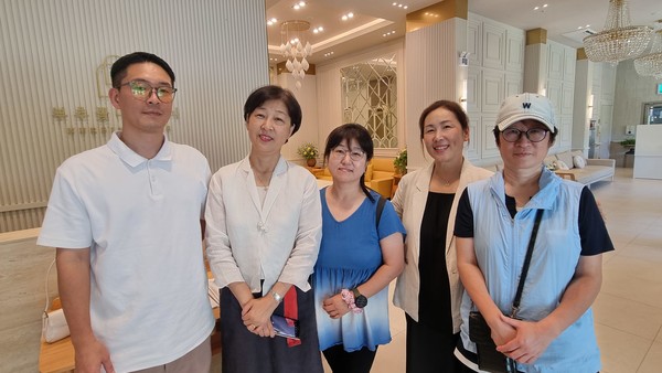 김포 부추꽃요양원을 찾은 더불어민주당 고양병지역위원회(이기헌 국회의원) 사회복지특별위 회원들. 