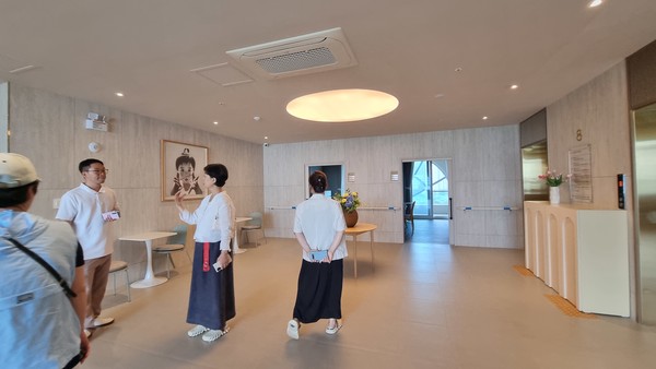 현장을 둘러보고 있는 사회복지특별위 회원들  