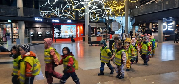 노르웨이 가을, 도서관을 찾은 어린 학생들 모습. 비가 내리는 날이나 해가 짧은 날엔 형광색 안전옷을 입는다.  [이철규 북유럽특파원]