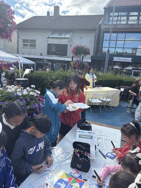 노르웨이 아시안 페스티벌에 참가한 학생들이 체험 활동을 하고있다. [이철규 북유럽특파원]