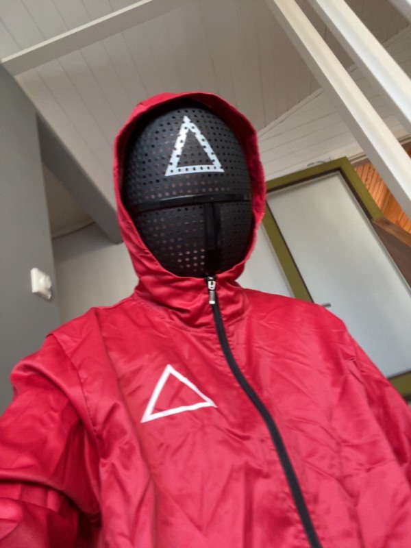 오징어게임 분장 모습. 한국 유학생이 오징어게임 캐릭터로 분장해 현지인들을 만나고 있다. [이철규 북유럽특파원]