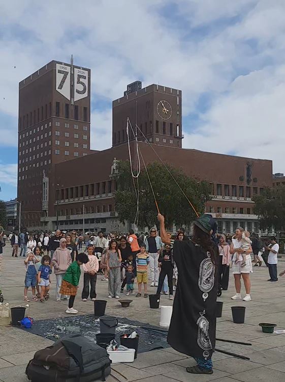 개관 75주년을 맞이한 오슬로 시청사 앞 광장에서 시민들을 위한 축제가 열리고 있다. 아이들을 위한 비누방울을 만들고 있다. [이철규 북유럽특파원]