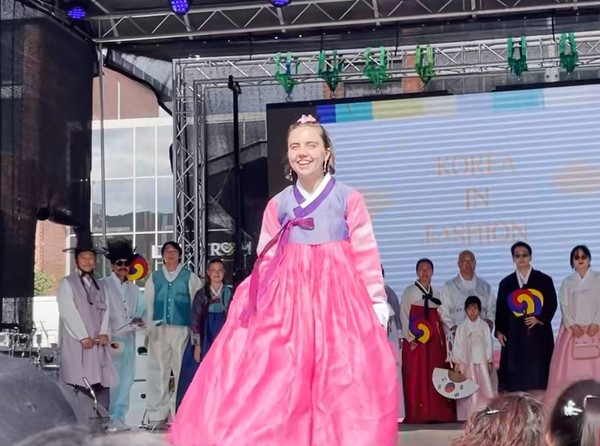 노르락(NORAK) 축제 기간 한복 패션쇼가 열리고 있다. 교민들과 현지 학생들이 한복을 입고 태극 문양의 부채를 흔들고 있다 . [이철규 북유럽특파원]