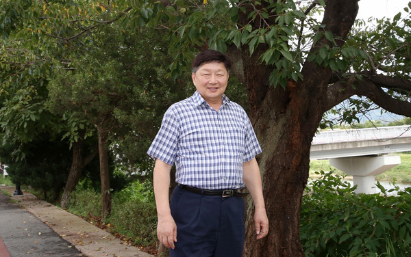 1994년 조성된 삼송동 벚꽃나무길에서 만난 홍성규 신도농협 조합장. 직원들과 함께 나무를 심으며 힘들지만 보람이 컸다고 말한다. 지금은 시민들의 쉼터이자 벚꽃길로 인기가 많은 길이다. 