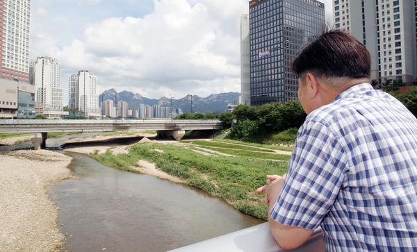 신도농협 인근 창릉천에서 북한산을 바라본 그는, 산처럼 변함없는 마음으로 조합원을 향한 뜻을 전했다. 