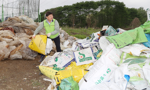  지역 환경도 농업 환경도 청정해야 한다는 것이 그의 원칙이다. 폐자재수거활동에도 빠짐없이 참여한다.