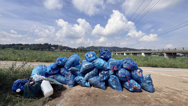오전 두 시간여 만에 모인 쓰레기들. 농촌지도자 회원들의 마음은 뿌듯했지만 한편으로는 씁쓸했다.