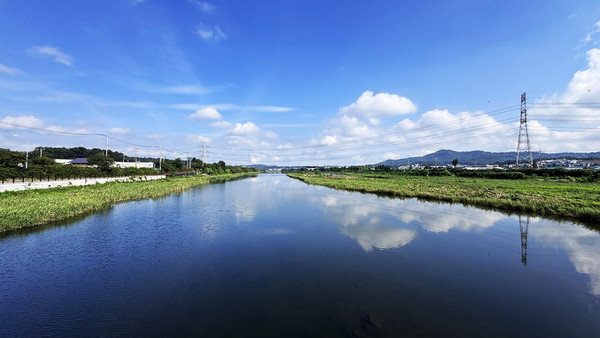 이날 공릉천의 하늘은 맑디 맑아 눈이 부실 정도였다.
