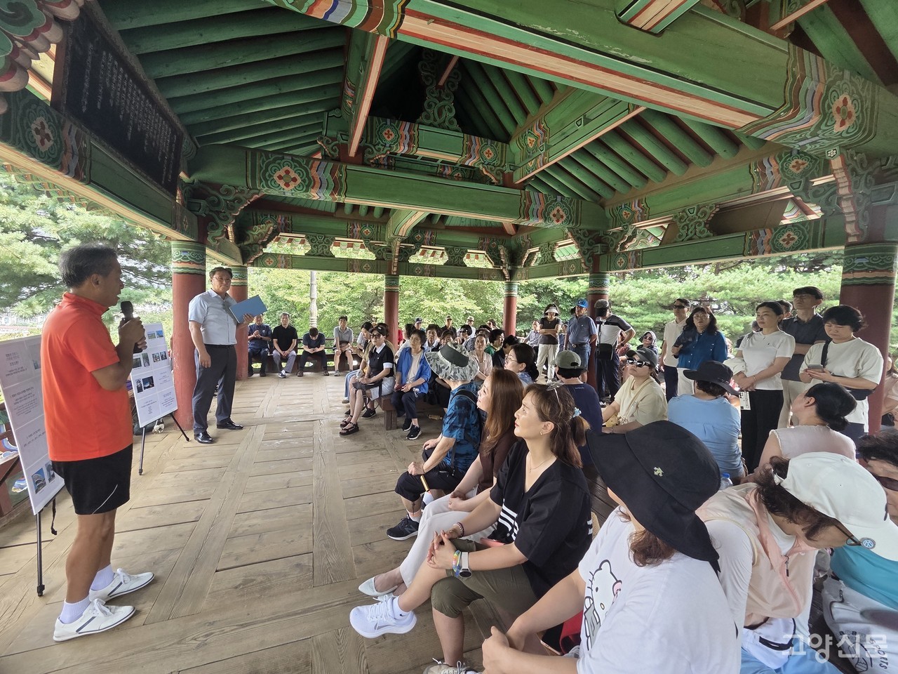 지난 24일 정발산 평심루에서는 주민 50여명이 모인 가운데 정발산공원 정상부에 전망대를 설치하는 사업에 대한 현장 간담회가 열렸다. 이날 참석 주민들은 한 사람씩 앞으로 나와 각자 의견을 밝혔다.
