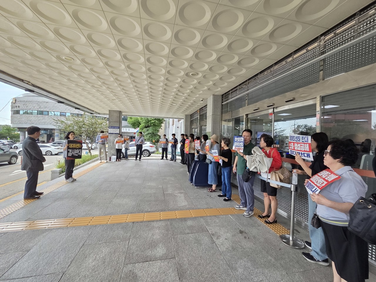 지난 26일 식사동 데이터센터 건립사업 관련 건축위원회 심의가 열리는 가운데 고양시청 앞에서는 주민들이 시위를 하고 있다.