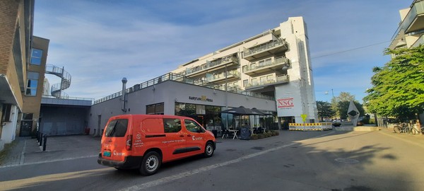 노르웨이 오슬로 인근 오스(Ås) 지자체 도심에 노르웨이 국영 우편서비스 포스텐(Posten) 차량이 정차돼 있다. 공공 우편물 감소로 한산한 모습. [이철규 북유럽특파원]