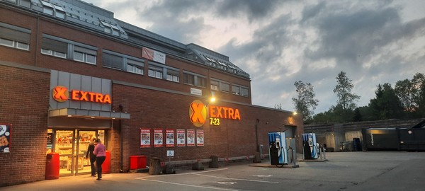 노르웨이 마트 무인택배 시스템 이용을 위해 고객들이 방문하고 있다. [이철규 북유럽특파원]