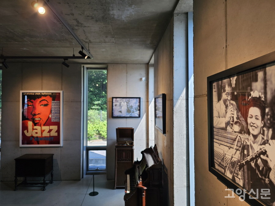 다양한 볼거리가 있는 산책로처럼 꾸며진 계단층. 