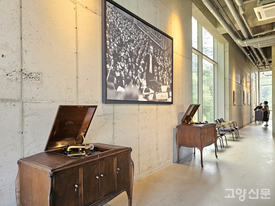 클래식 공연 포스터와 각종 스피커가 놓여 있는 공간.