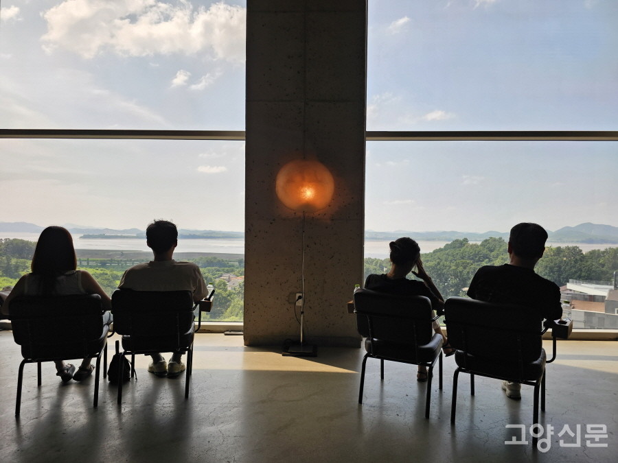 임진강 뷰를 감상하며 음악을 들을 수 있는 좌석.