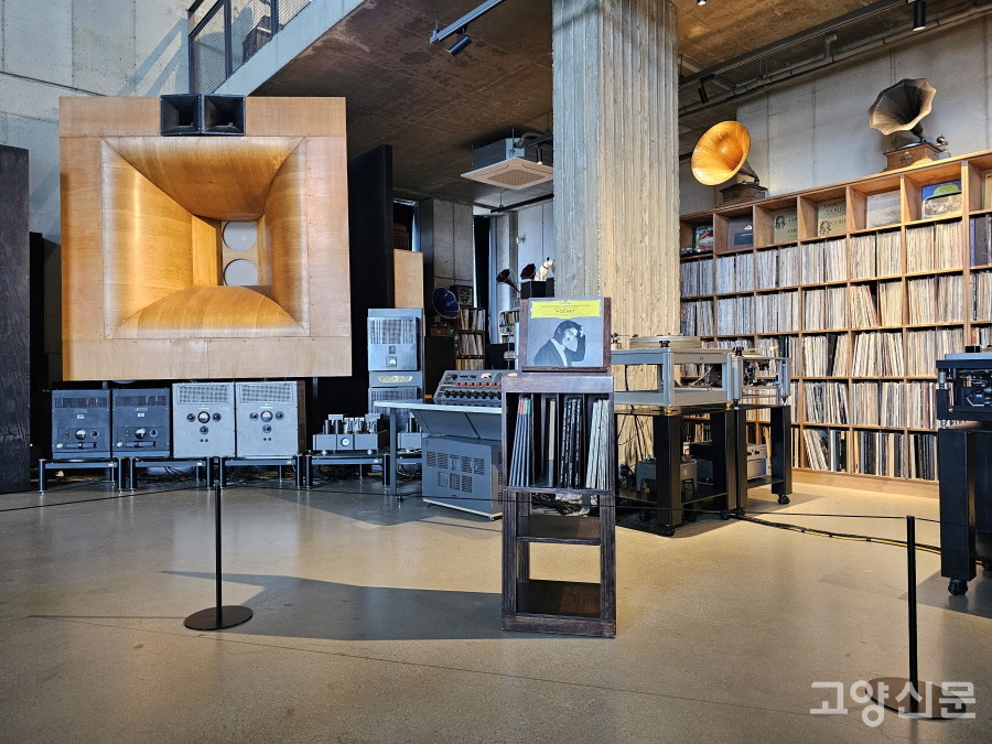 초대형 축음기가 있는 콩치노 콩크리트 음악홀.