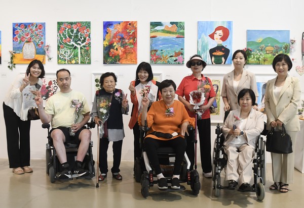 8월 28일 열린 ‘장애예술인 작품전시회’ 오픈식에 참석한 고양어울림학교 학생들과 교직원.