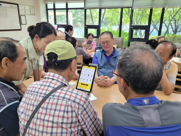  강사의 설명에 귀를 기울이고 있는 어르신들.