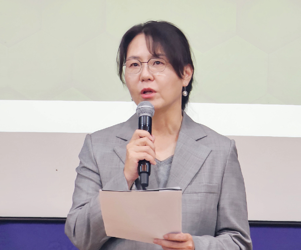 청소년 스마트폰 프리 운동 운영위원장인 김민화 신한대 교수가 경과보고를 하고 있다.