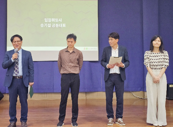 (사진 왼쪽부터) 청소년 스마트폰 프리 운동 고양본부 공동 대표로 선출된 송기섭 고양시기독교총연합회 대표회장, 박은철 광성드림학교 교장, 김세영 고양이민자통합센터장, 기주현 이루다학교 대표교사