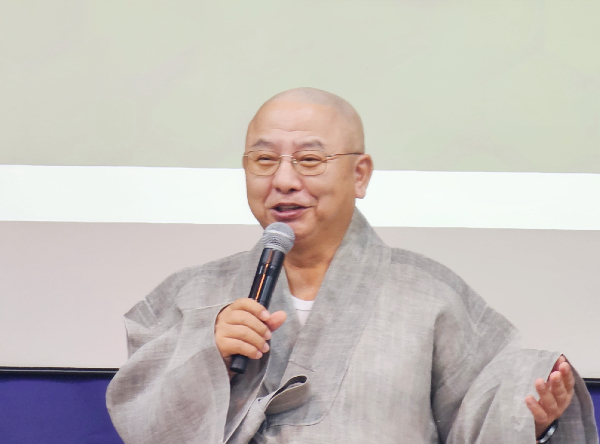 김응화 고양시 사회복지협의회장이 축사를 하고 있다.