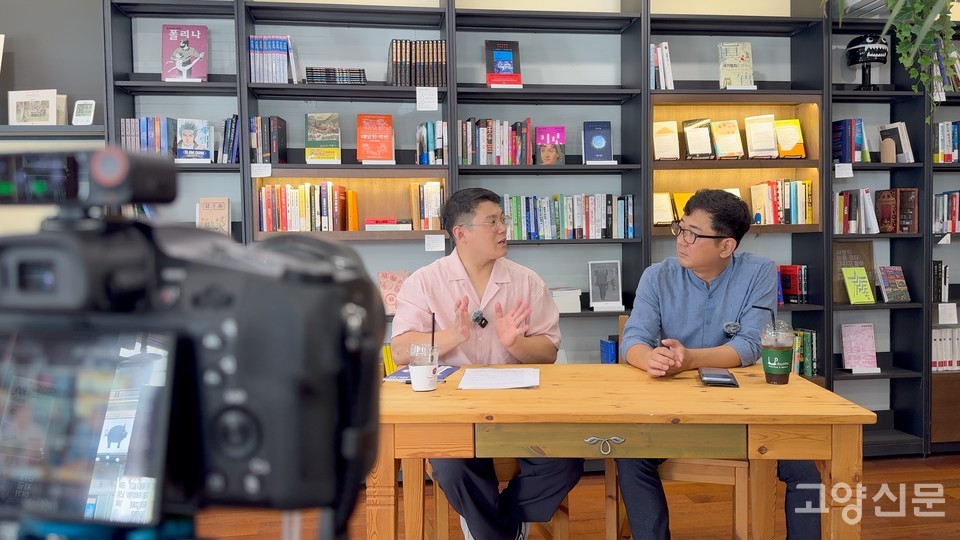 고양신문과 영상인터뷰를 진행하고 있는 강진석 프로그래머.